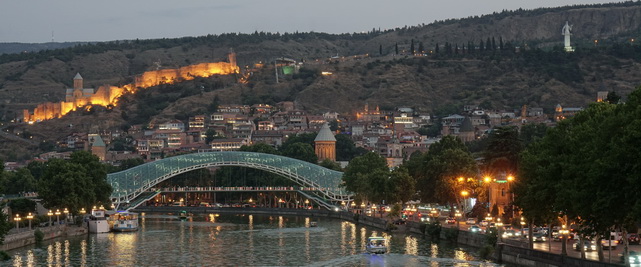 Abendstimmung rund im die Friedensbrücke in Tiflis.